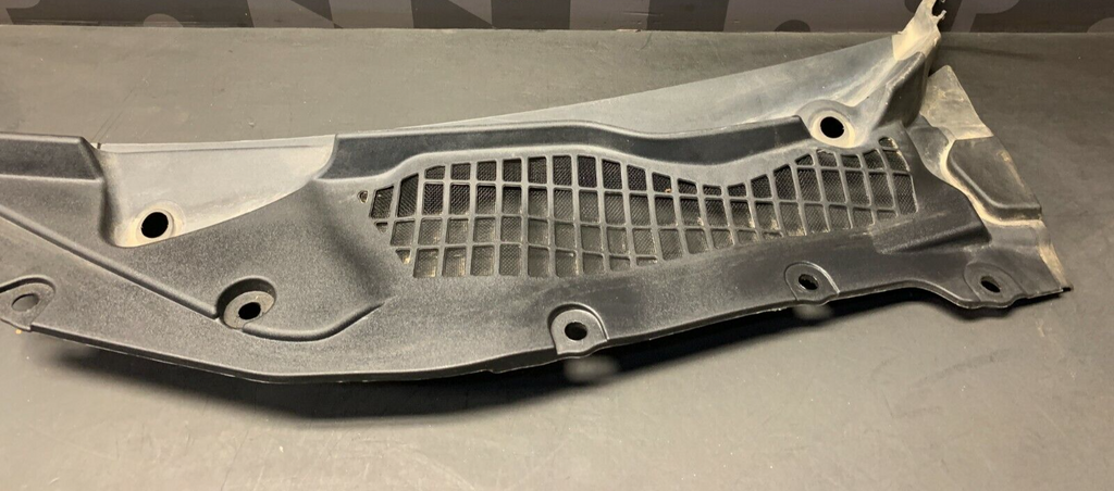 2020 FORD MUSTANG GT OEM WINDSHIELD WIPER COWL PANEL MOULDING