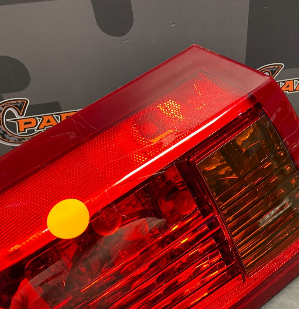2005 CADILLAC CTS V CTS-V OEM PASSENGER RH REAR TAIL LIGHT USED **SCUFF**