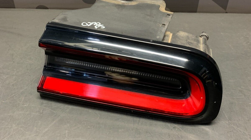 2015 DODGE CHALLENGER SCAT PACK OEM PASSENGER SIDE REAR TAIL LIGHT USED