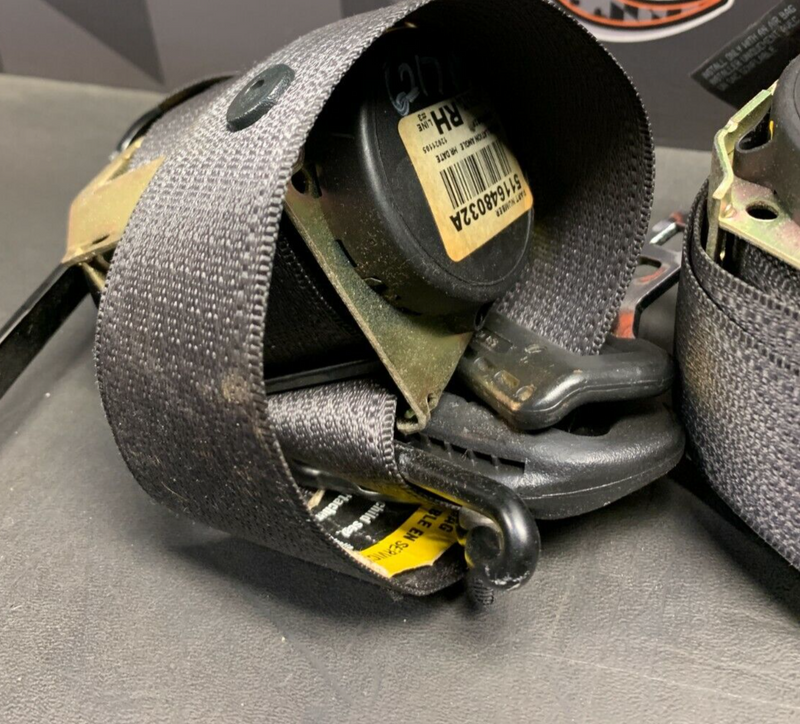 2006 PONTIAC GTO OEM DRIVER PASSENGER FRONT SEAT BELTS