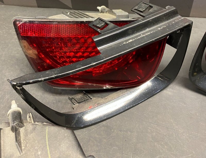 2010 CHEVROLET CAMARO SS OEM TAIL LIGHT WITH BEZEL SET USED