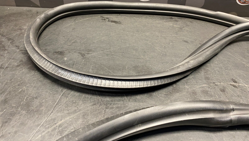 2004 PORSCHE 911 GT3 OEM PASSENGER RH DOOR WEATHER STRIP SEAL USED **CAR SIDE**