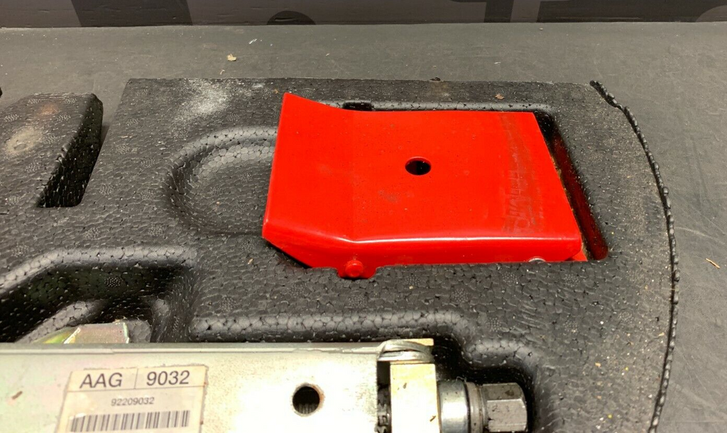 2004 PONTIAC GTO OEM JACK SPARE TOOL KIT WHEEL CHOCKS W/ FOAM