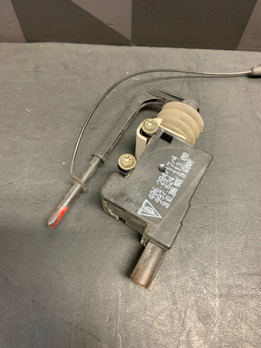 2006 PORSCHE CAYMAN S 987 OEM 997.624.113.00 FUEL DOOR LOCK ACTUATOR