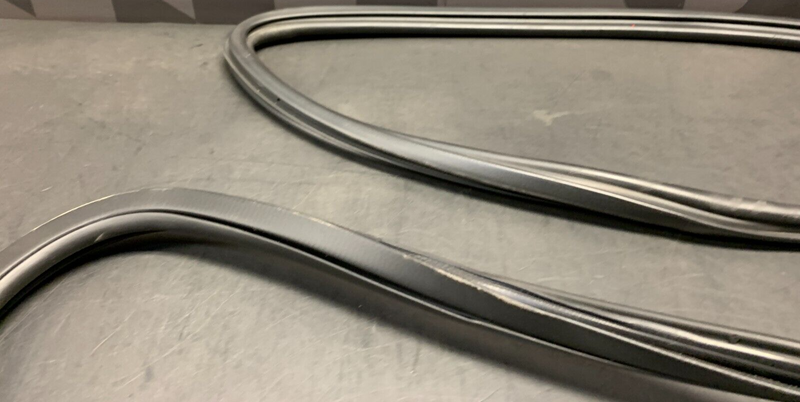 2004 PONTIAC GTO PASSENGER RH DOOR WEATHER STRIP SEAL USED OEM