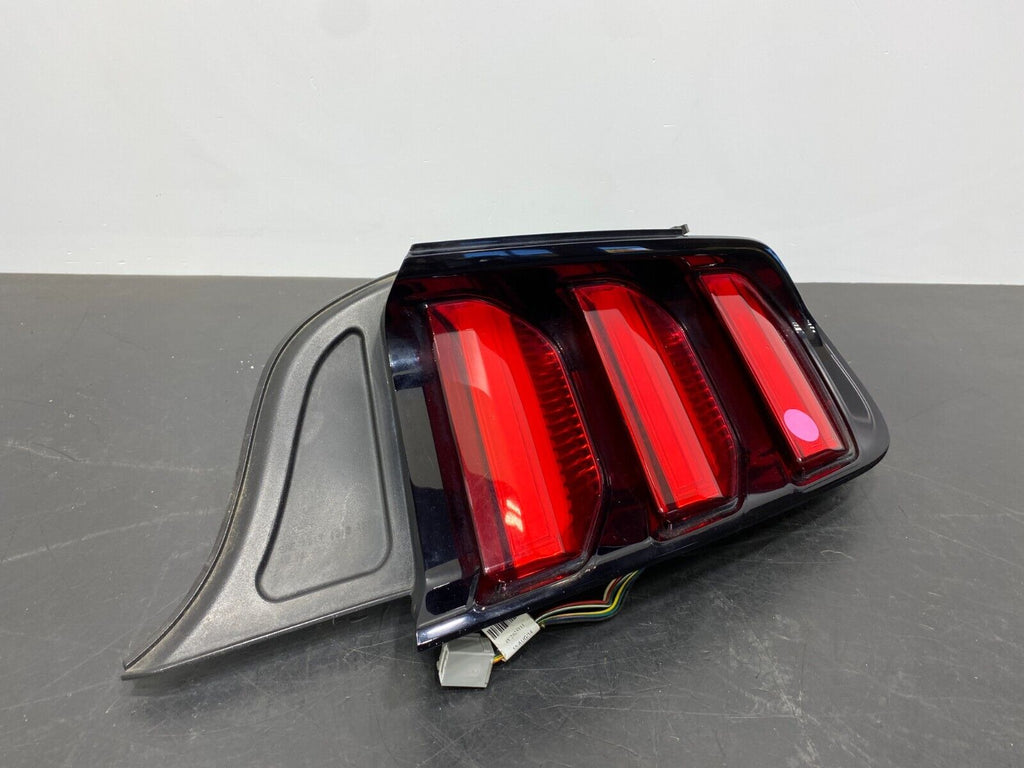 2015 FORD MUSTANG GT OEM PASSENGER RH TAIL LIGHT TAILLIGHT ASSEMBLY USED