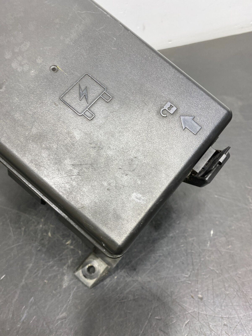 2006 CORVETTE C6 OEM ENGINE BAY FUSE BOX ASSEMBLY USED