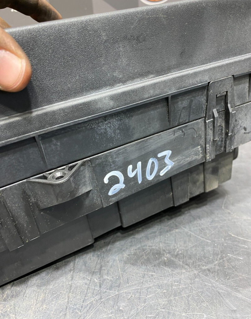 2014 CAMARO ZL1 OEM ENGINE BAY FUSE BOX ASSEMBLY 22760637 USED