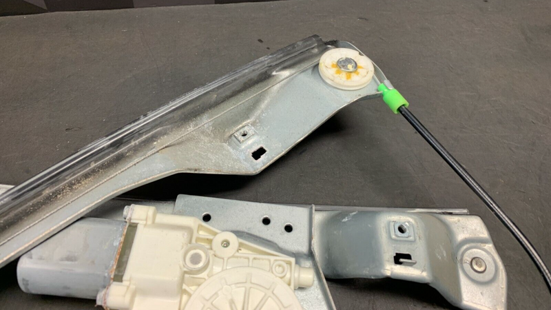 2009 PONTIAC G8 GT OEM PASSENGER FRONT WINDOW MOTOR REGULATOR