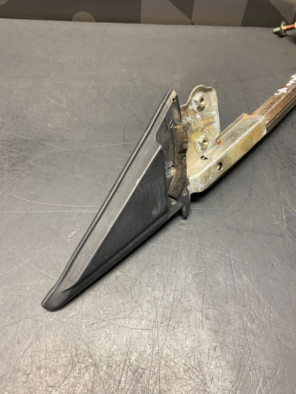 2001 HONDA S2000 AP1 OEM PASSENGER RH FLAG POST WINDOW TRACK GUIDE USED