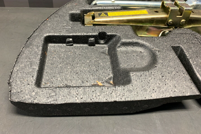 2005 PONTIAC GTO OEM SPARE JACK W/ TRUNK FOAM
