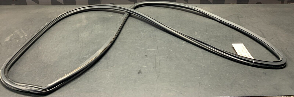 2004 PONTIAC GTO DRIVER LH DOOR WEATHER STRIP SEAL USED OEM