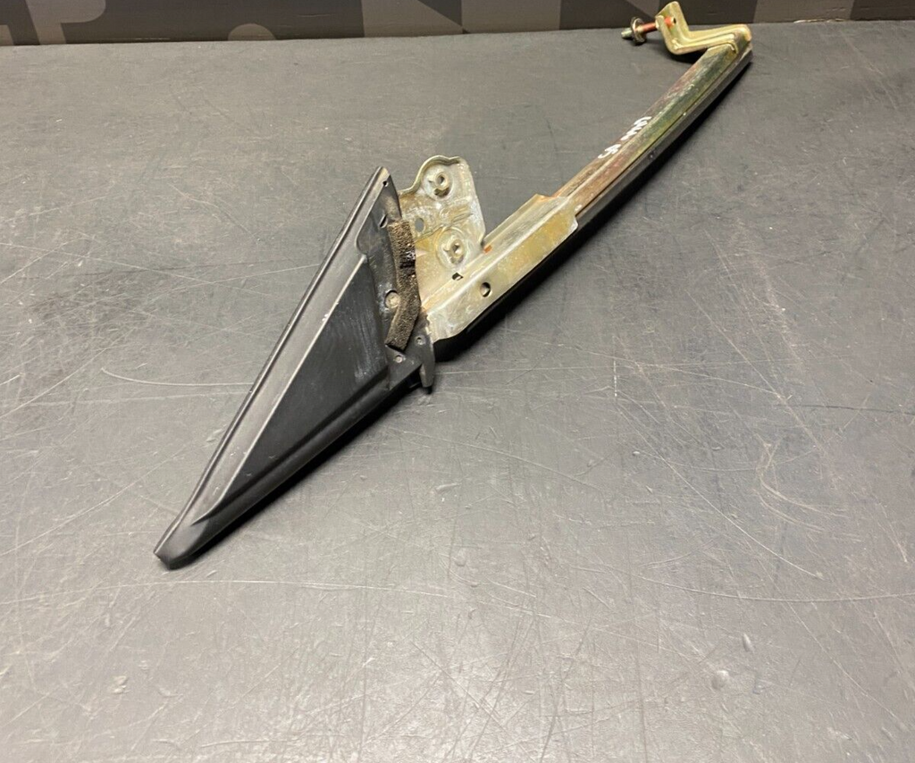 2001 HONDA S2000 AP1 OEM PASSENGER RH FLAG POST WINDOW TRACK GUIDE USED