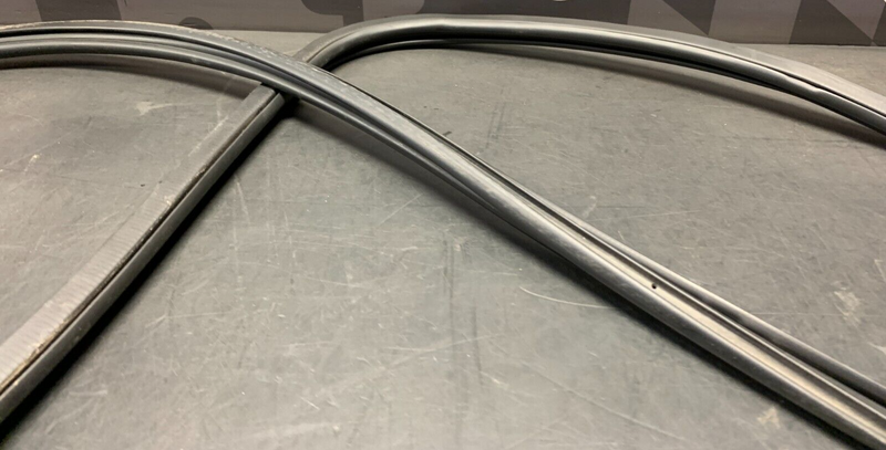 2004 PONTIAC GTO DRIVER LH DOOR WEATHER STRIP SEAL USED OEM