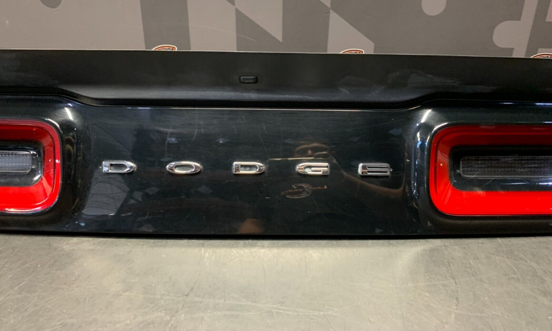 2015 DODGE CHALLENGER SCAT PACK OEM CENTER REAR TAIL LIGHT USED