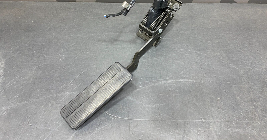 2008 CORVETTE C6 Z06 OEM ACCELERATOR GAS PEDAL WITH PIGTAIL USED