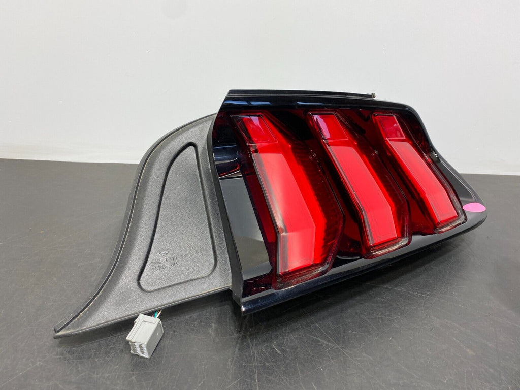 2021 FORD MUSTANG GT OEM PASSENGER RH TAIL LIGHT ASSEMBLY 10K MILES NICE!!