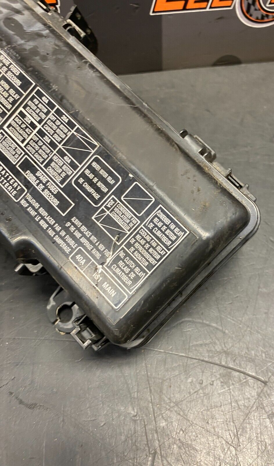 2004 HONDA S2000 AP2 OEM PASSENGER RH SIDE ENGINE BAY MAIN FUSE BOX WITH LID