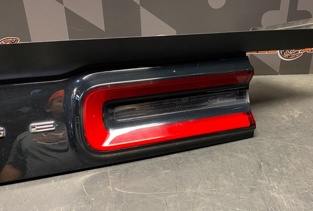 2016 DODGE CHALLENGER HELLCAT OEM CENTER TRUNK TAIL LIGHT USED www