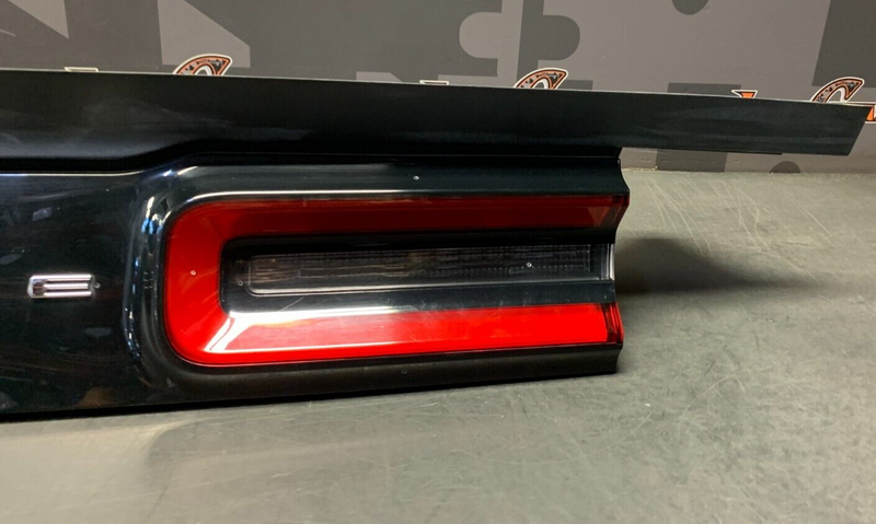 2015 DODGE CHALLENGER SCAT PACK OEM CENTER REAR TAIL LIGHT USED