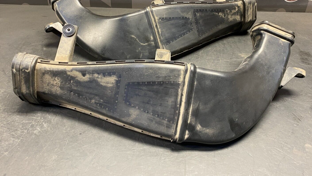 2012 AUDI R8 V10 OEM COUPE OEM QUARTER PANEL TO INTAKE DUCTS PAIR DR PS USED