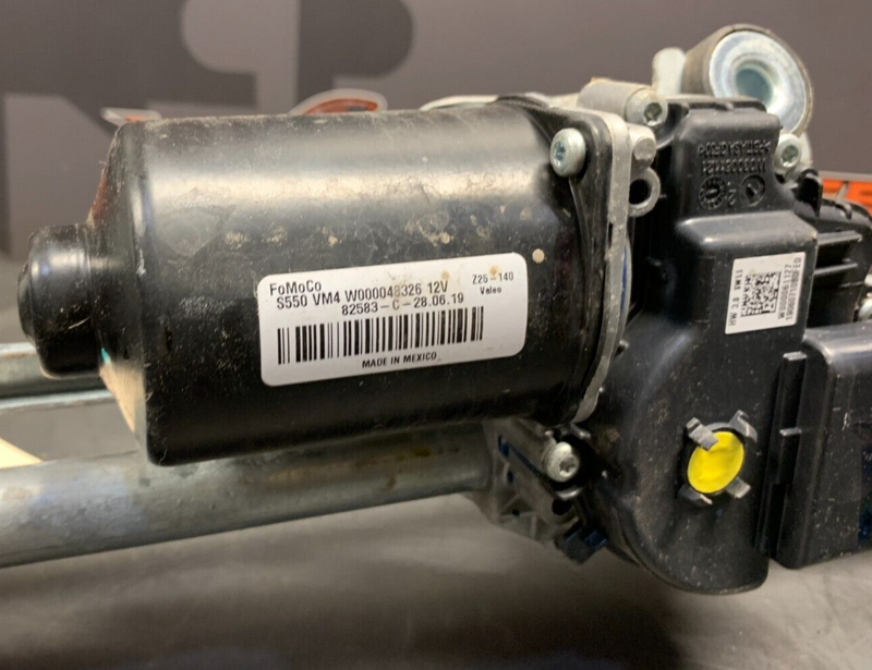 2019 FORD MUSTANG GT OEM WINDSHIELD WIPER MOTOR WITH LINKAGE USED