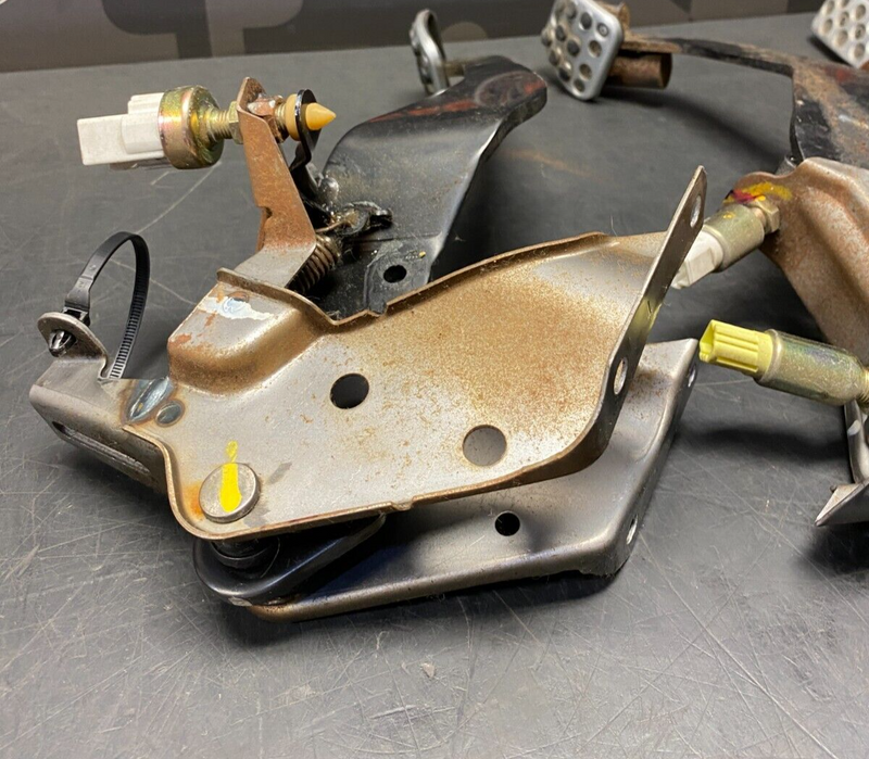 2004 HONDA S2000 AP2 OEM PEDAL SET GAS PEDAL BRAKE PEDAL CLUTCH PEDAL USED
