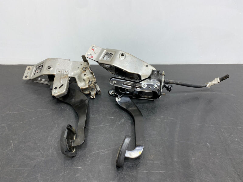 2010 CAMARO SS COUPE OEM MANUAL BRAKE CLUTCH PEDAL ASSEMBLY PAIR USED