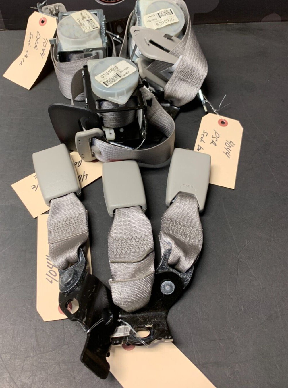 2010 CADILLAC CTSV CTS-V REAR SEAT BELT SET CENTER WITH RECEIVERS USED OEM