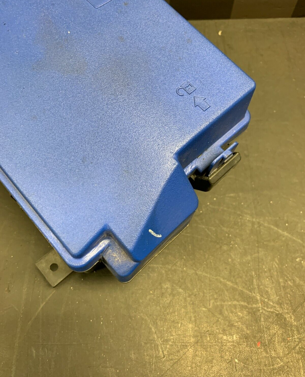 2011 CAMARO SS OEM ENGINE BAY FUSE BOX