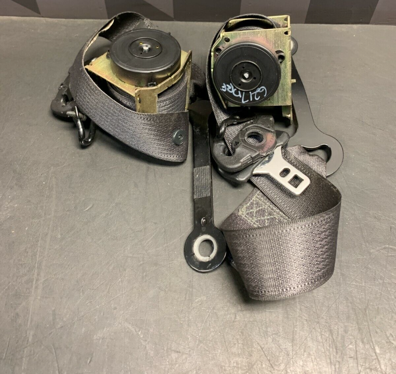 2006 PONTIAC GTO OEM DRIVER PASSENGER FRONT SEAT BELTS