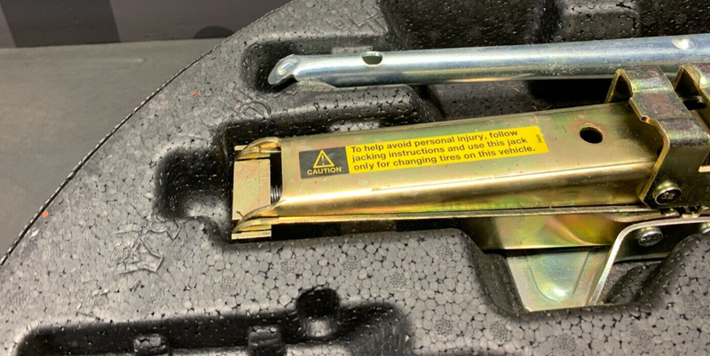 2005 PONTIAC GTO OEM SPARE JACK W/ TRUNK FOAM