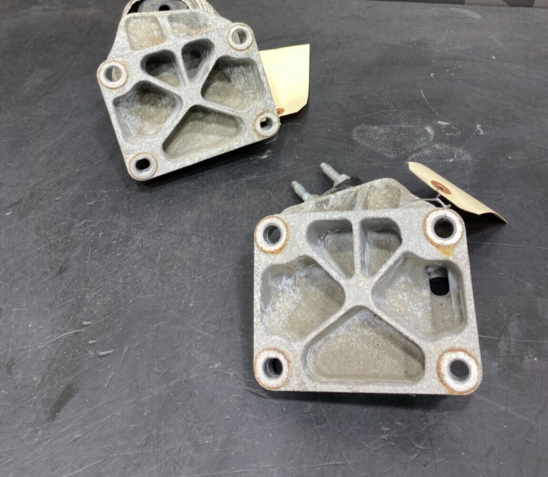 2018 DODGE 392 SCAT PACK OEM ENGINE MOUNT BRACKETS PAIR DR PS USED