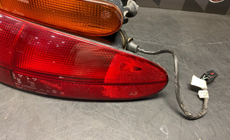 1996 DODGE VIPER RT/10 OEM PASSENGER REAR TAIL LIGHT WITH TURN SIGNAL LIGHT USED