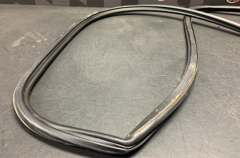 2004 PONTIAC GTO DRIVER LH DOOR WEATHER STRIP SEAL USED OEM