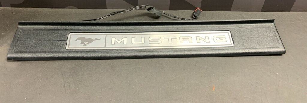 2019 FORD MUSTANG GT OEM PASSENGER RH LIT DOOR SILL TRIM PANEL