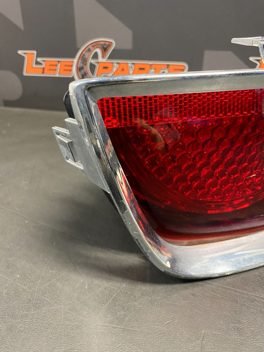 2013 CHEVROLET CAMARO ZL1 OEM DRIVER LH OUTER TAIL LIGHT LAMP WITH BEZEL USED