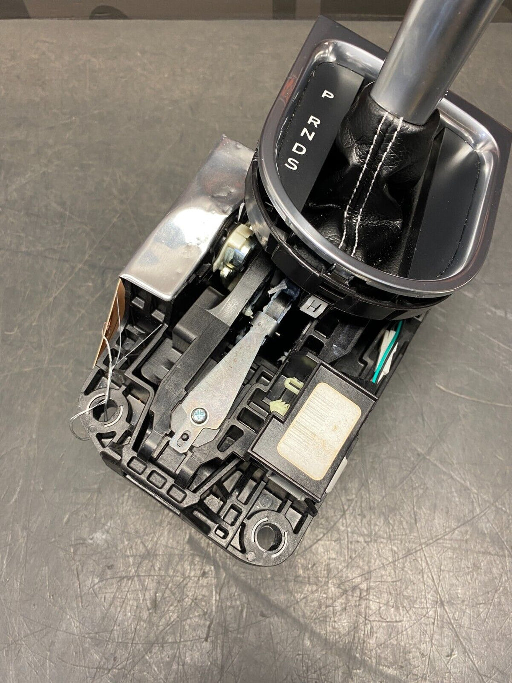 2019 FORD MUSTANG GT OEM 10R80 SHIFTER WITH KNOB USED