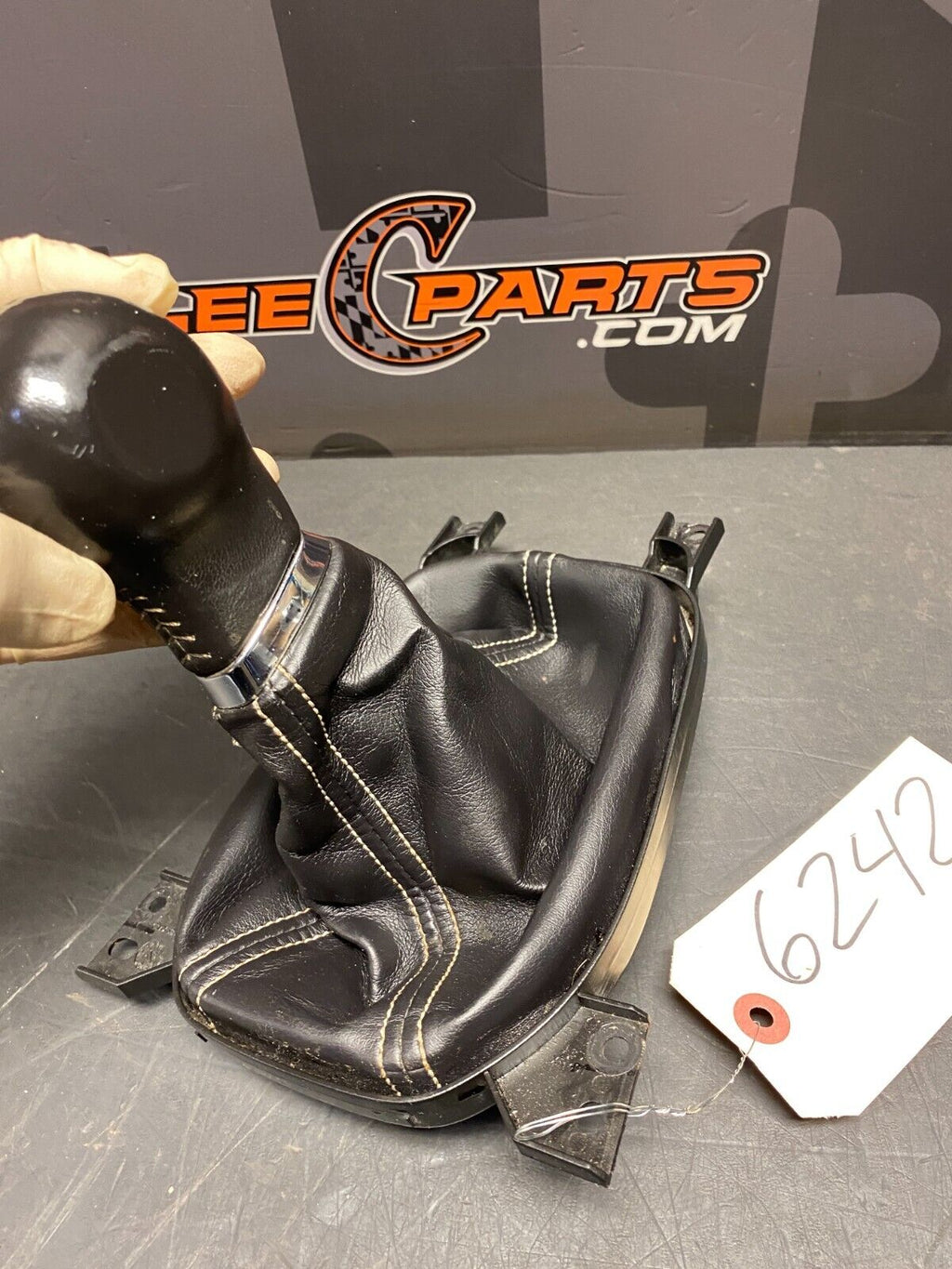 2011 CAMARO SS OEM LEATHER SHIFT KNOB AND BOOT COMBO M/T USED